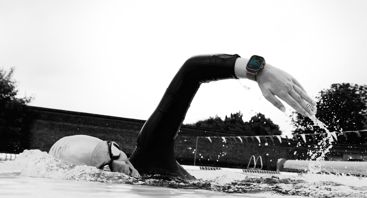 Nadador acompanha treino no Apple Watch Ultra 3