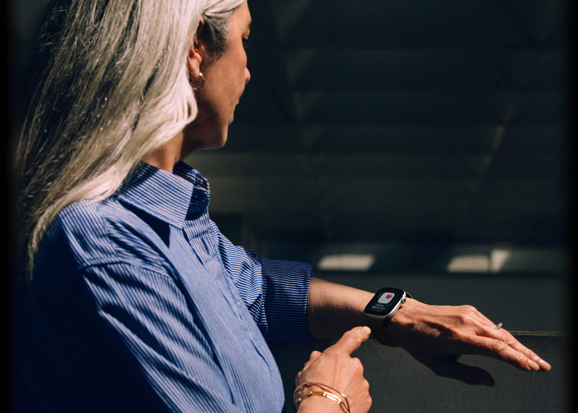 Una persona lee una notificación de hipertensión en su Apple Watch Series 11