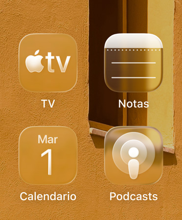Primer plano de los nuevos íconos de apps tonalizados, como los de la app Apple TV, Notas, Calendario y Podcasts