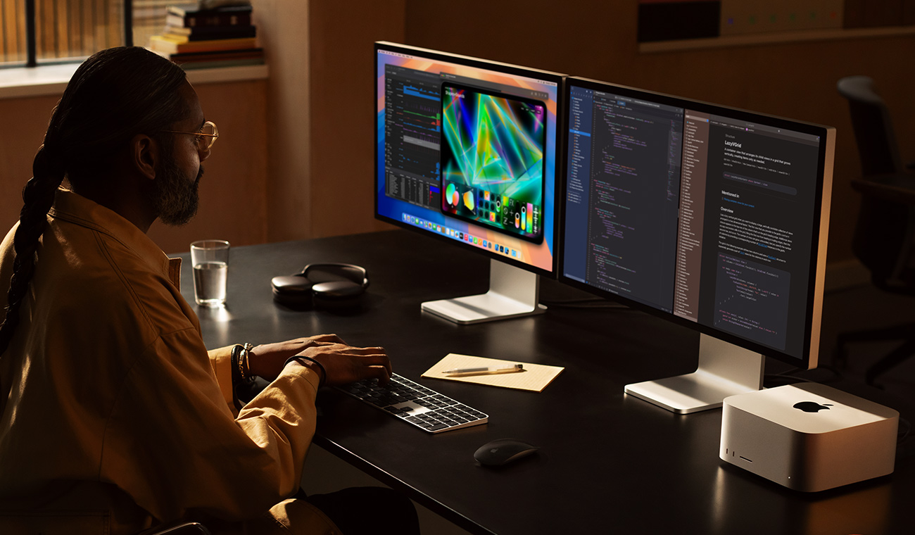 Professionaal töötab Mac Studio ja kahe Studio Display monitoriga