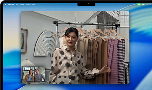 MacBook Prol oleva videokõne animatsioon, kus naine näitab kahele kõnes olevale inimesele kangaid, Center Stage hoiab teda ringi liikudes kaadri keskel