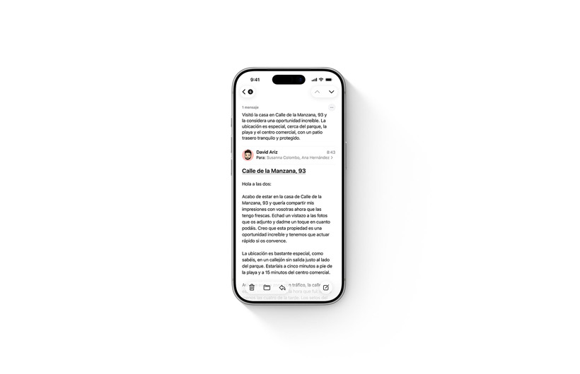 Tres dispositivos iPhone que muestran prestaciones de Apple Intelligence: resumen de mensajes de voz, grabación y resumen de notas y llamadas, y resumen de emails
