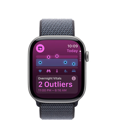 Apple Watch Series 11 med urkasse av aluminium i stellargrå, Vitale tegn-appen, Helse-poengdiagram, varsling om avvikende vitale målinger fra natten før, høyre side, Digital Crown, Sport Loop i mørk grå