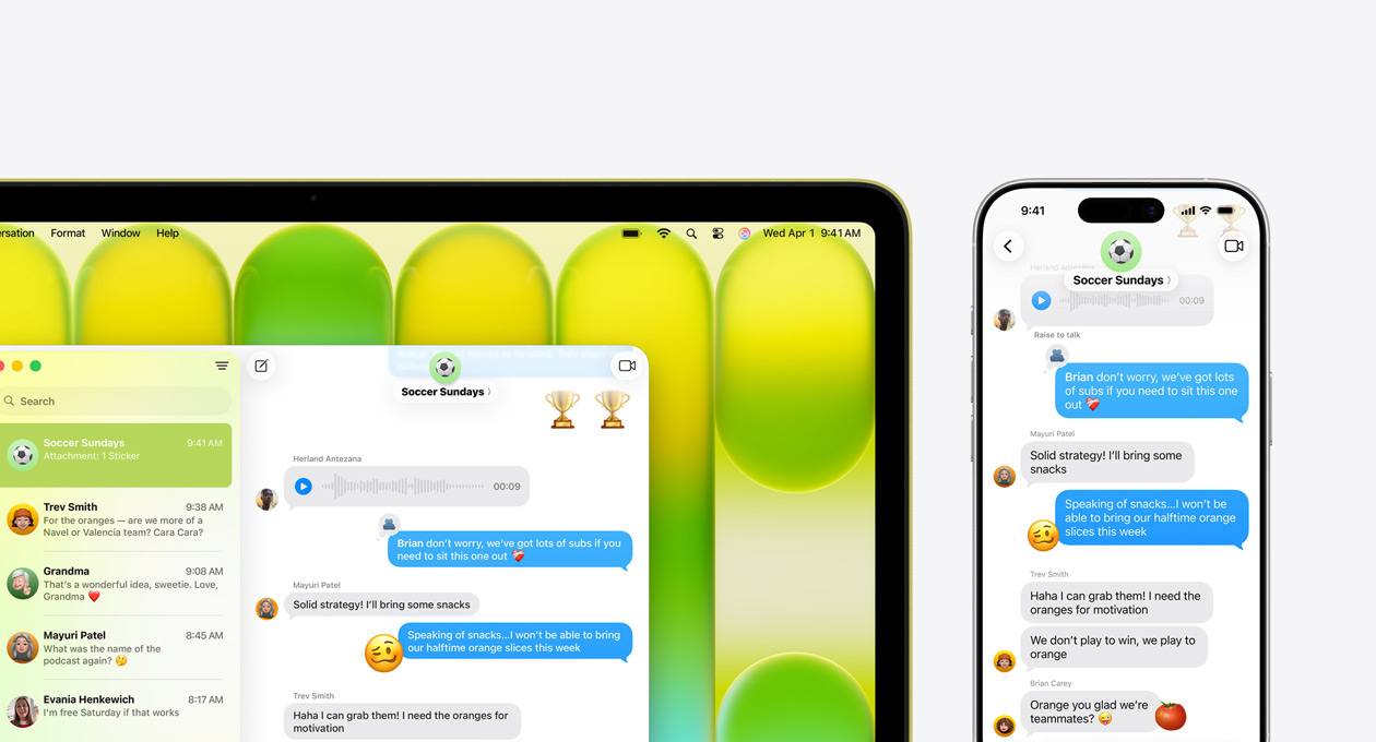 MacBook Neo, kleur Citrus, op het scherm de Berichten-app met een groeps-chat met de naam Soccer Sundays en andere recente berichten, ernaast een iPhone met dezelfde groeps-chat op het scherm