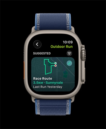 Apple Watch Ultra 3, titántok natúr színben, Versenyútvonal, Kültéri futás edzés, szíj, Terep pánt, kék-élénk kék színkombináció