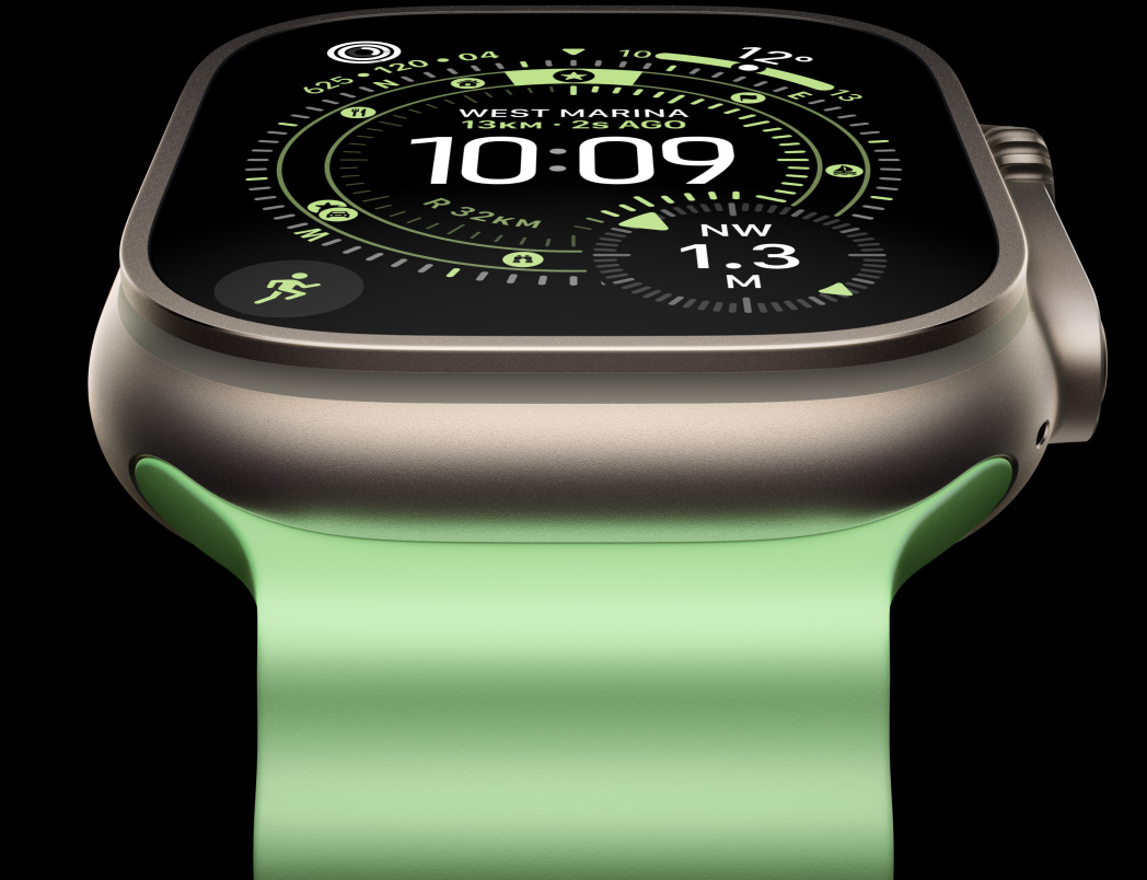 Apple Watch Ultra 3, natúr színű titántok, iránytű a Tájékozódás nevű számlapon, neonzöld Óceán szíj