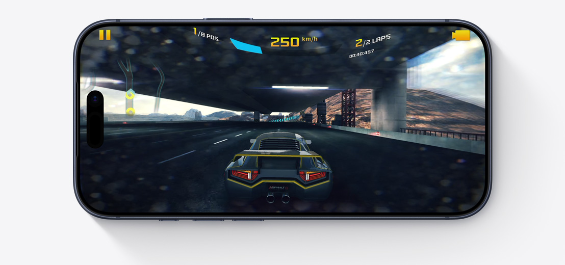 Elölnézetből mutatott fekvő tájolású iPhone, amelyen egy játék fut
