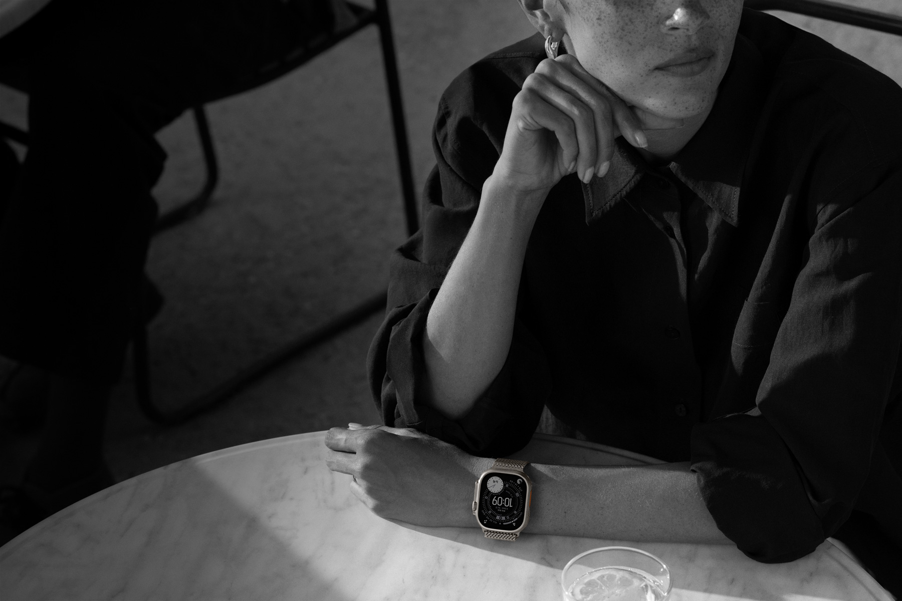 Apple Watch Ultra 3를 차고 저녁 식사를 위해 식당에 온 사람의 모습