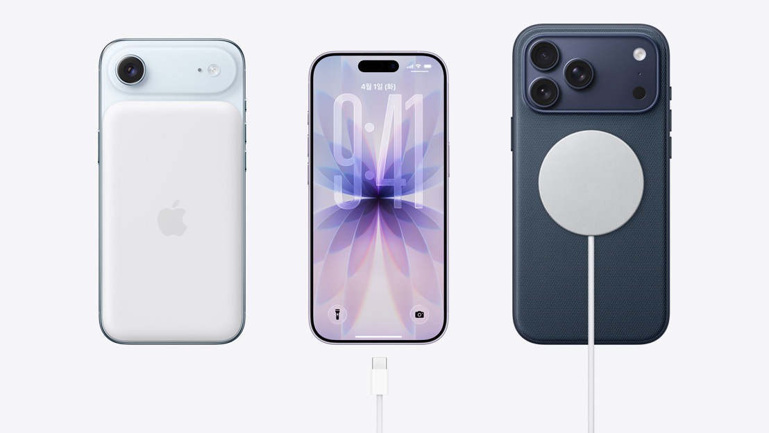 나란히 놓인 모습. MagSafe 배터리를 부착한 iPhone Air 뒷면, 전면 화면 디자인의 iPhone 17 전면, 충전 포트 가까이 둔 USB-C 충전 케이블, MagSafe 충전 케이블을 연결한 iPhone 17 Pro 뒷면