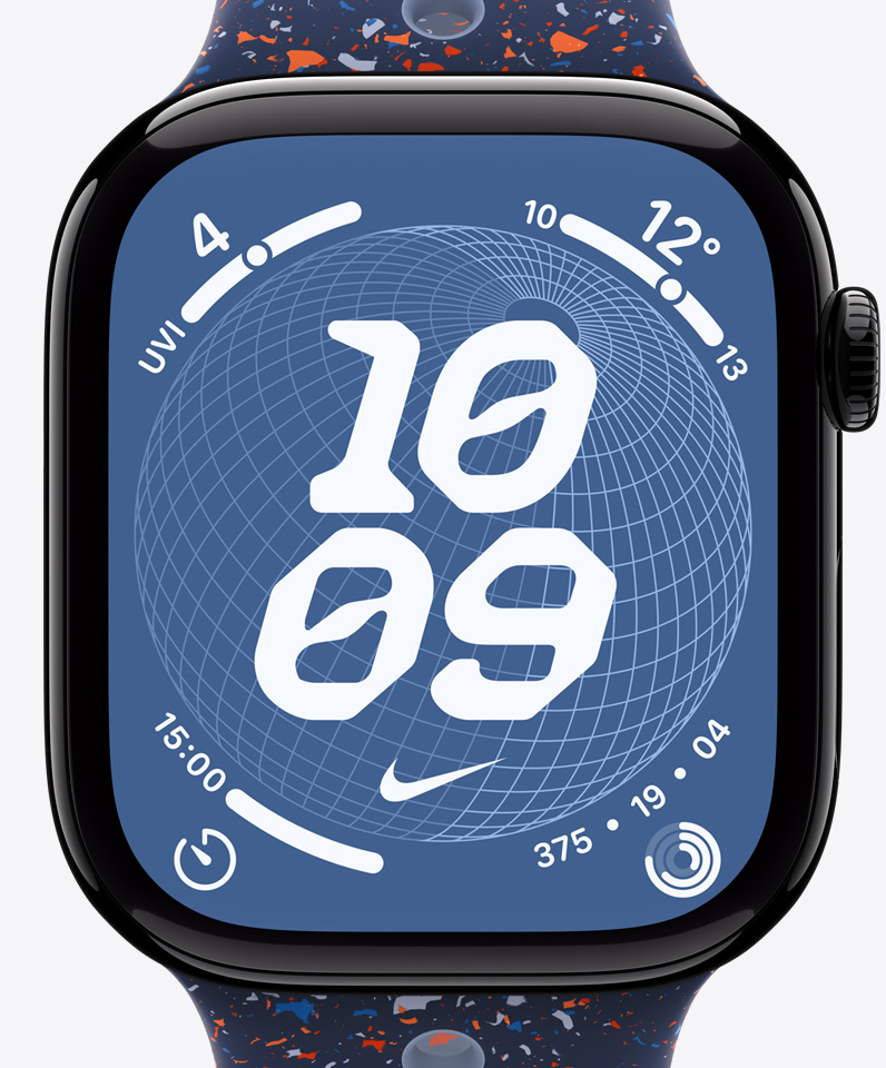 واجهة الساعة 'الكرة الأرضية بعلامة&nbsp;Nike'، والوقت، وشعار Nike Swoosh‎، والإضافات: مؤشر الأشعة فوق البنفسجية، والطقس، والمؤقت، وحلقات النشاط