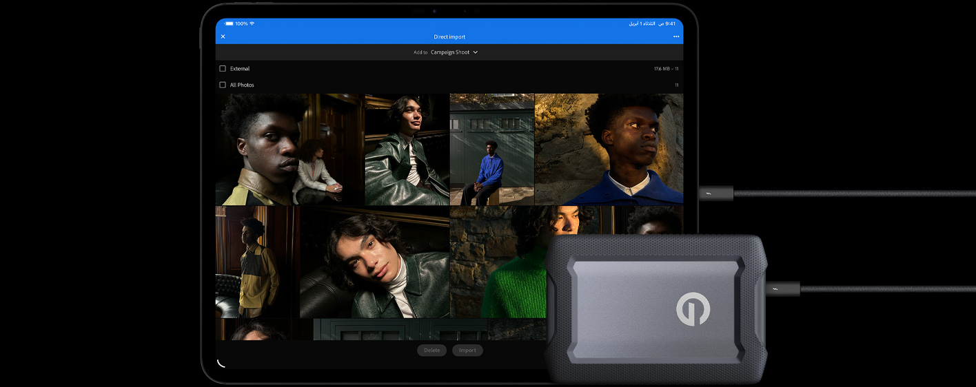 جهاز iPad Pro، الجزء الأمامي الخارجي، الوضع الأفقي، لون أسود فلكي، متصل بكابل إلى محرك أقراص صلبة خارجي USB‑C، واجهة تعرض صوراً لعارضي أزياء يتم استيرادها إلى مجلد اسمه 