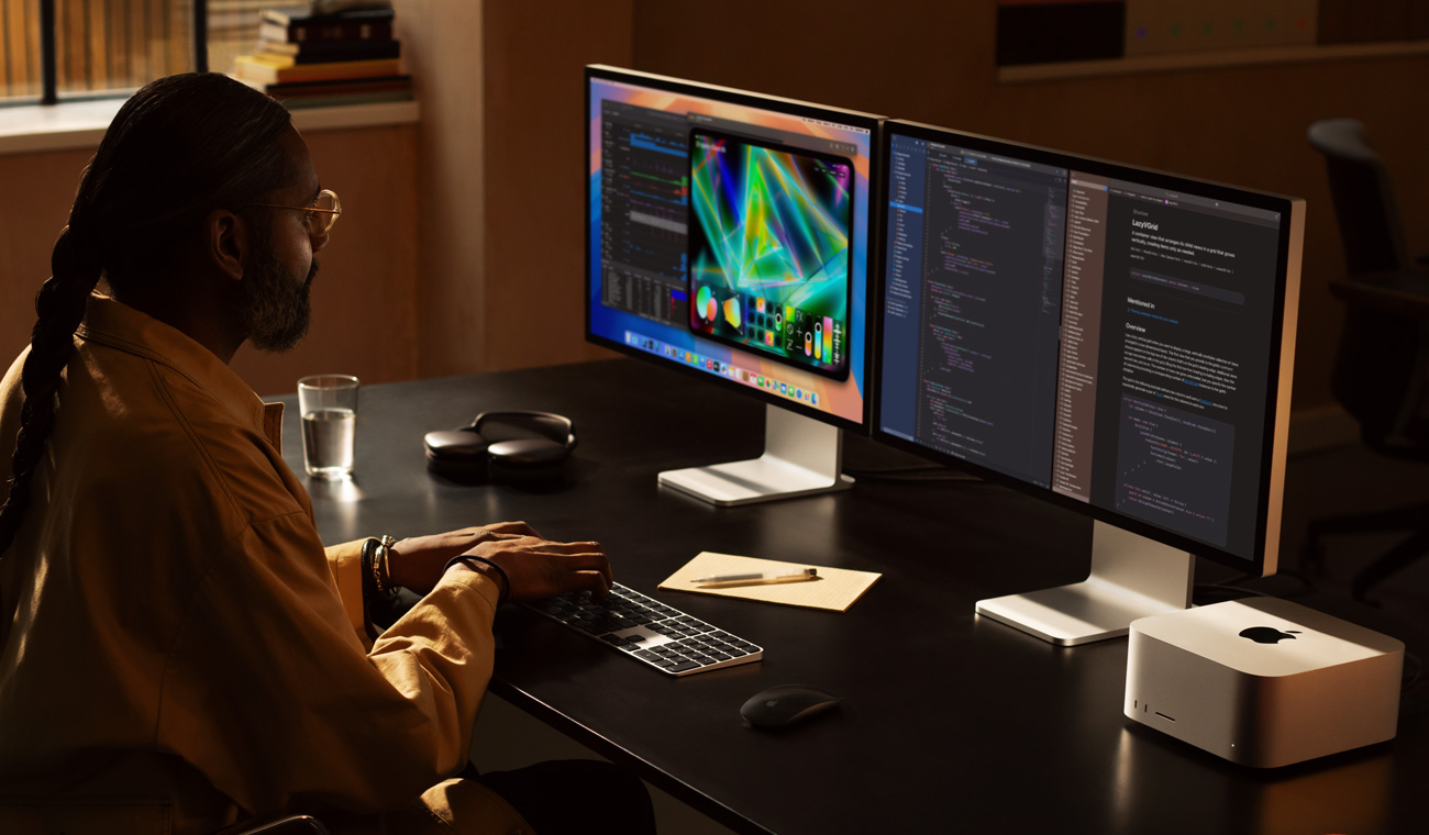 محترف يعمل مع Mac&nbsp;Studio وشاشتي Studio&nbsp;Display‏