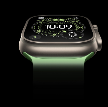 Primer plano de un Apple Watch Ultra 3 con caja de titanio natural sobre un fondo negro. La pantalla muestra la hora e información dinámica.