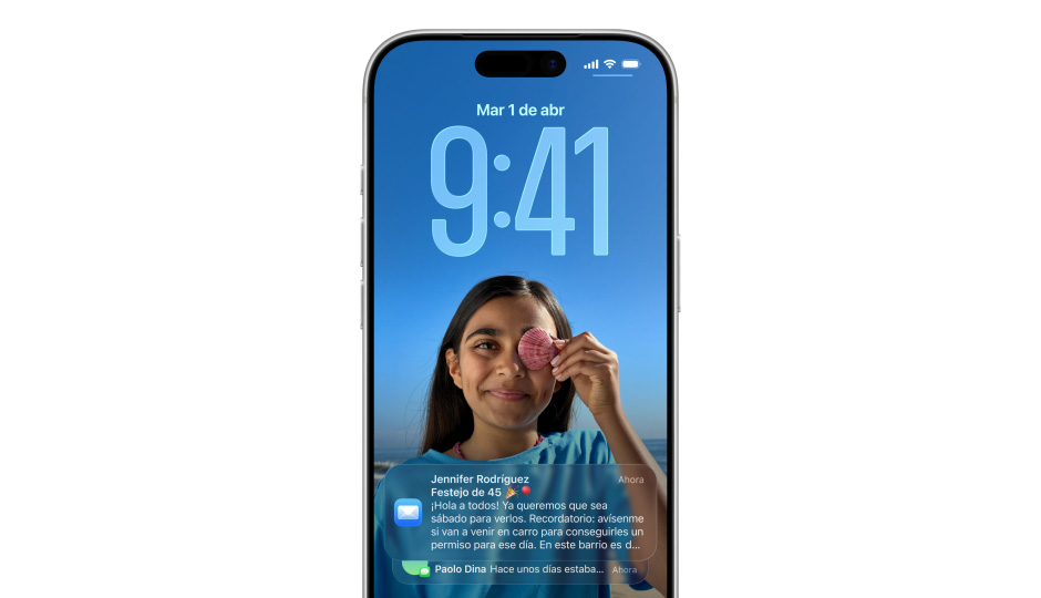 Pantalla bloqueada de un iPhone con una foto, números de la hora en Liquid Glass, dos notificaciones aparecen en la parte inferior de la pantalla