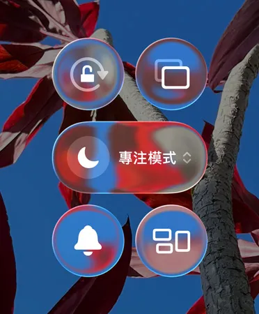 色彩繽紛的 iPhone 主畫面，各種 app 與小工具採用透明的 Liquid Glass 設計