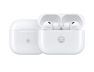 Apple-produkter med personlig gravering. Et MagSafe-ladeetui (USB-C) med rock'n'roll-emoji gravert på forsiden. Et MagSafe-ladeetui (USB-C) med etuiet åpent og AirPods Pro 3 i. På forsiden er det er en gravering av et emoji-ansikt med stjerner i øynene.