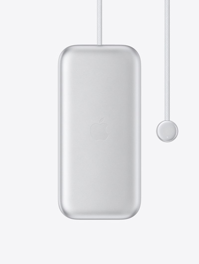 بطارية Apple&nbsp;Vision&nbsp;Pro، الجزء الخارجي، شعار Apple في الوسط، كابل طاقة مدمج مع موصل دائري في أحد الطرفين، مؤشر LED على الموصل