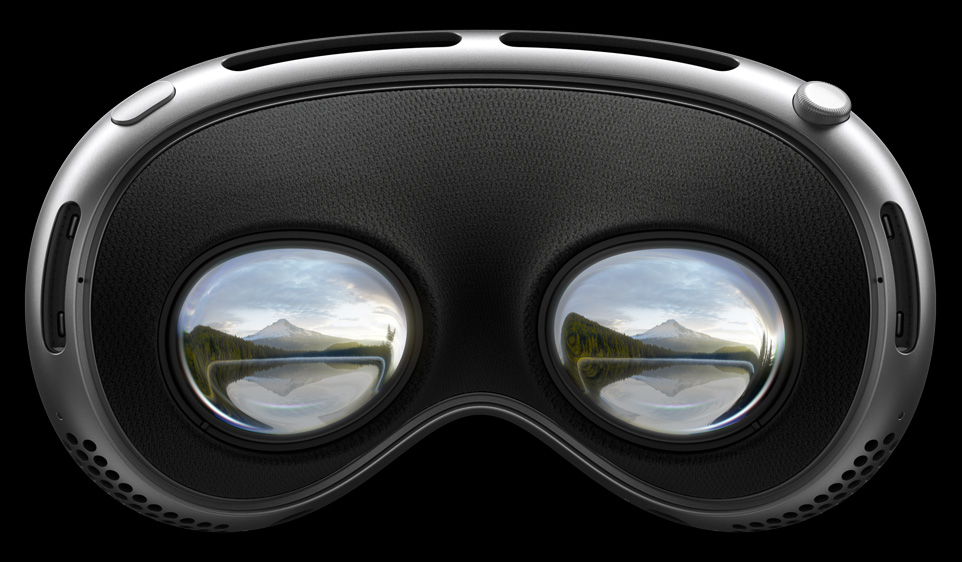 صورة للجانب الخلفي من Apple&nbsp;Vision&nbsp;Pro تعرض الشاشتين