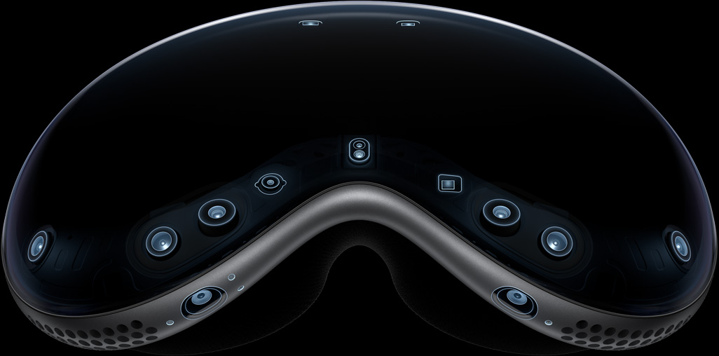 صورة للجانب الخارجي من Apple&nbsp;Vision&nbsp;Pro تبيّن مصفوفة الكاميرات والمستشعرات