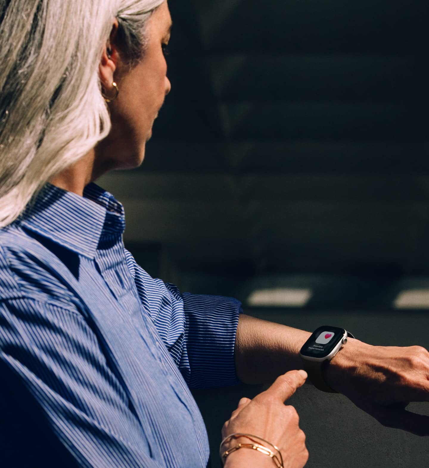 En person leser en varsling om høyt blodtrykk på Apple Watch Series 11