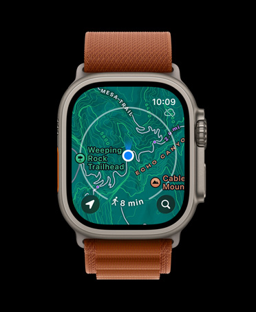 Apple Watch Ultra 3 med urkasse av naturlig titan og Alpine Loop i terrakotta viser et nedlastet kart med veibeskrivelse.