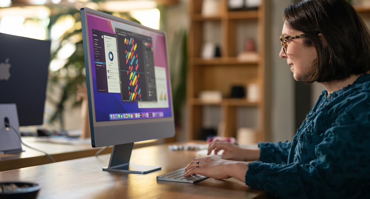 Una persona in un ufficio che lavora su un iMac con un’app di grafica dai colori brillanti