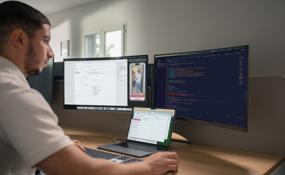 Los desarrolladores usan Xcode en el MacBook Pro para administrar las apps personalizadas de Tut Tut