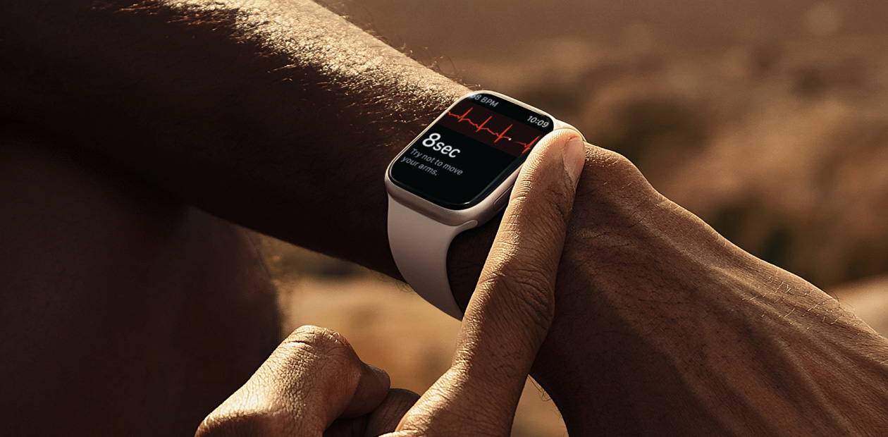 شخص يجري تخطيطاً للقلب باستخدام تطبيق تخطيط القلب على Apple&nbsp;Watch.‏