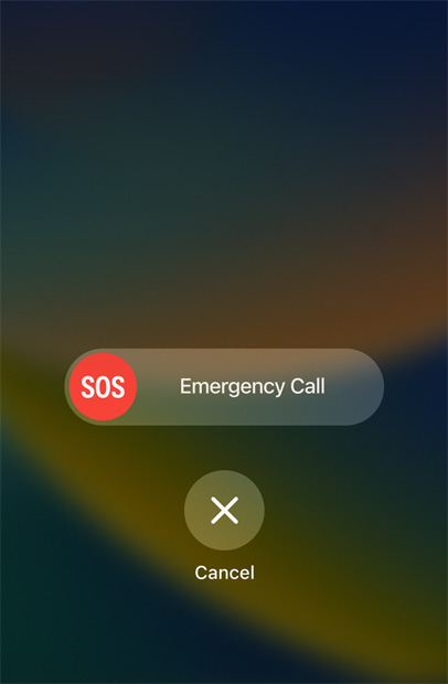 شاشة iPhone تعرض مكالمة طوارئ SOS.‏