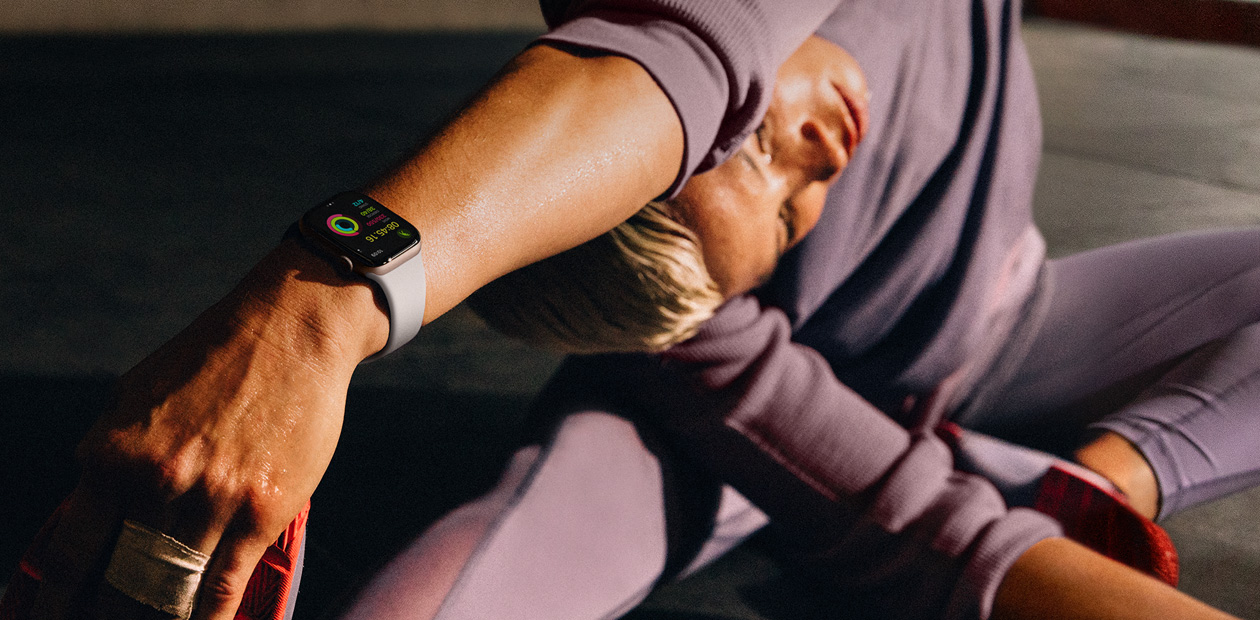 امرأة ترتدي ساعة Apple&nbsp;Watch أثناء ممارسة تمارين الإطالة.