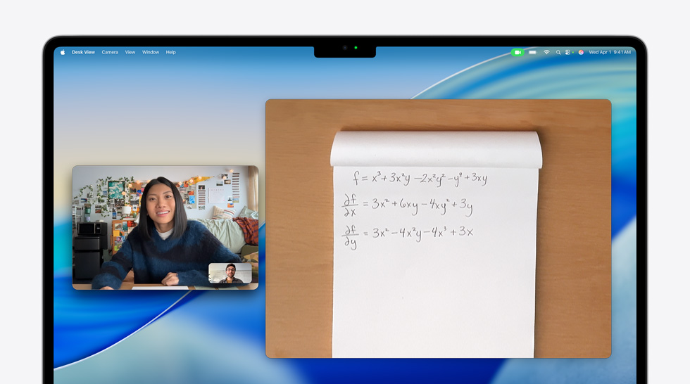 En videosamtale på MacBook Air viser en person som bruker Bordvisning-funksjonen til å vise en matematisk ligning til den andre personen i samtalen. Med Bordvisning kan arbeidsområdet og ansiktet til den som snakker, vises samtidig.