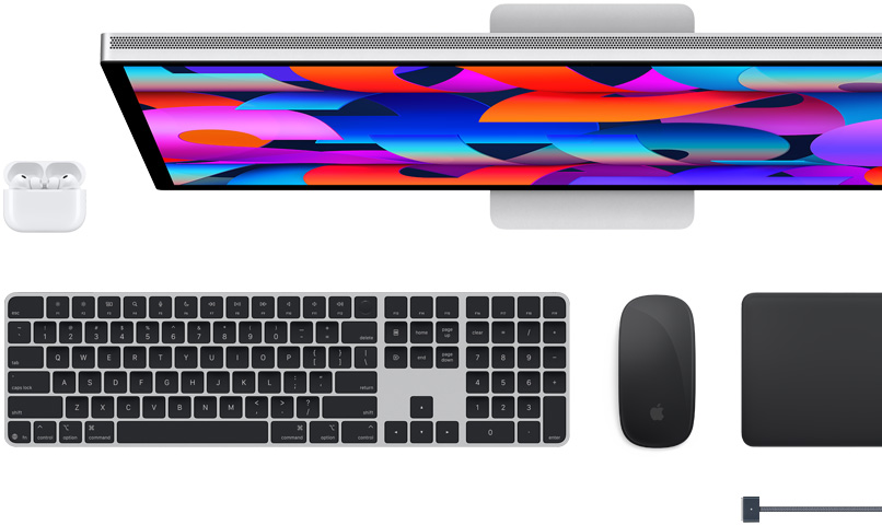Mac-tilbehør: AirPods, Studio Display, Magic Keyboard, Magic Mouse, Magic Trackpad og MagSafe-ladekabel.