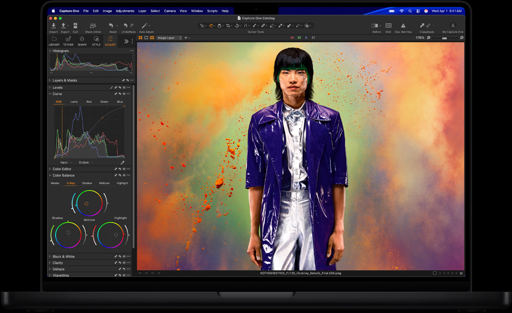 Et bilde av en person redigeres i Capture One på MacBook Pro-skjermen