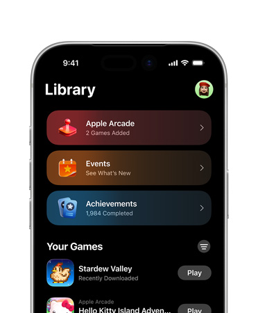 Horní polovina iPhonu, je vidět rozložení aplikace Hry s panelem Knihovna a sekcemi Apple Arcade, Události, Úspěchy a Všechny hry